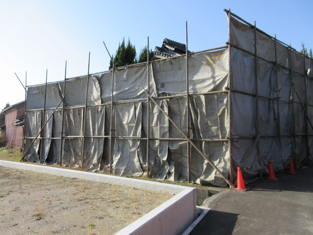 解体中 - 木造住宅解体工事　大阪府高槻市　