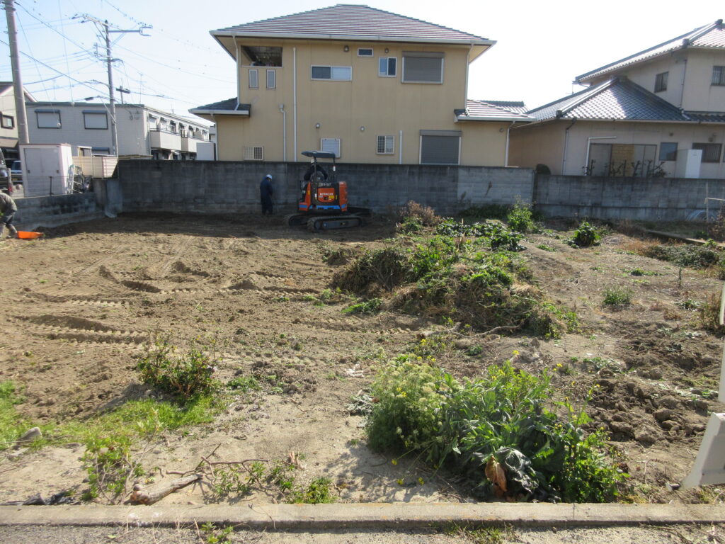 解体中 - 整地・植木撤去処分作業　大阪府岸和田市
